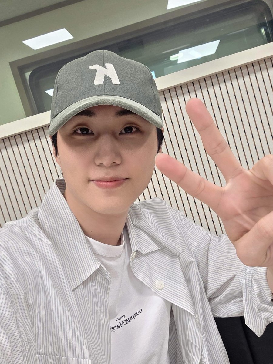 day6official's tweet photo. [ #DAY6_BEHIND ]

수요일 밤도, 잘 자라 내 사람아 〰️
Good night 🌙

#DAY6 #데이식스
#YoungK #영케이
#딘딘의뮤직하이 https://t.co/DXcGsDp1FN