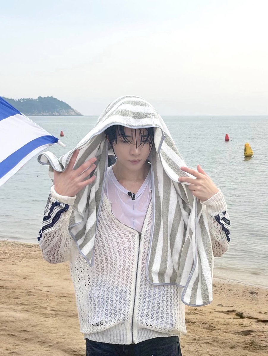 loserbinn's tweet photo. JUST REALISED HIS SHIRT IS SEE THROUGH😂😂😂😂TAKEOFF THAT😂😂😂JACKRT NWOOW😂😂😂I NEED TO😂😂SEE SOMETHING😂😂😂😂 https://t.co/LLJstiTVgt