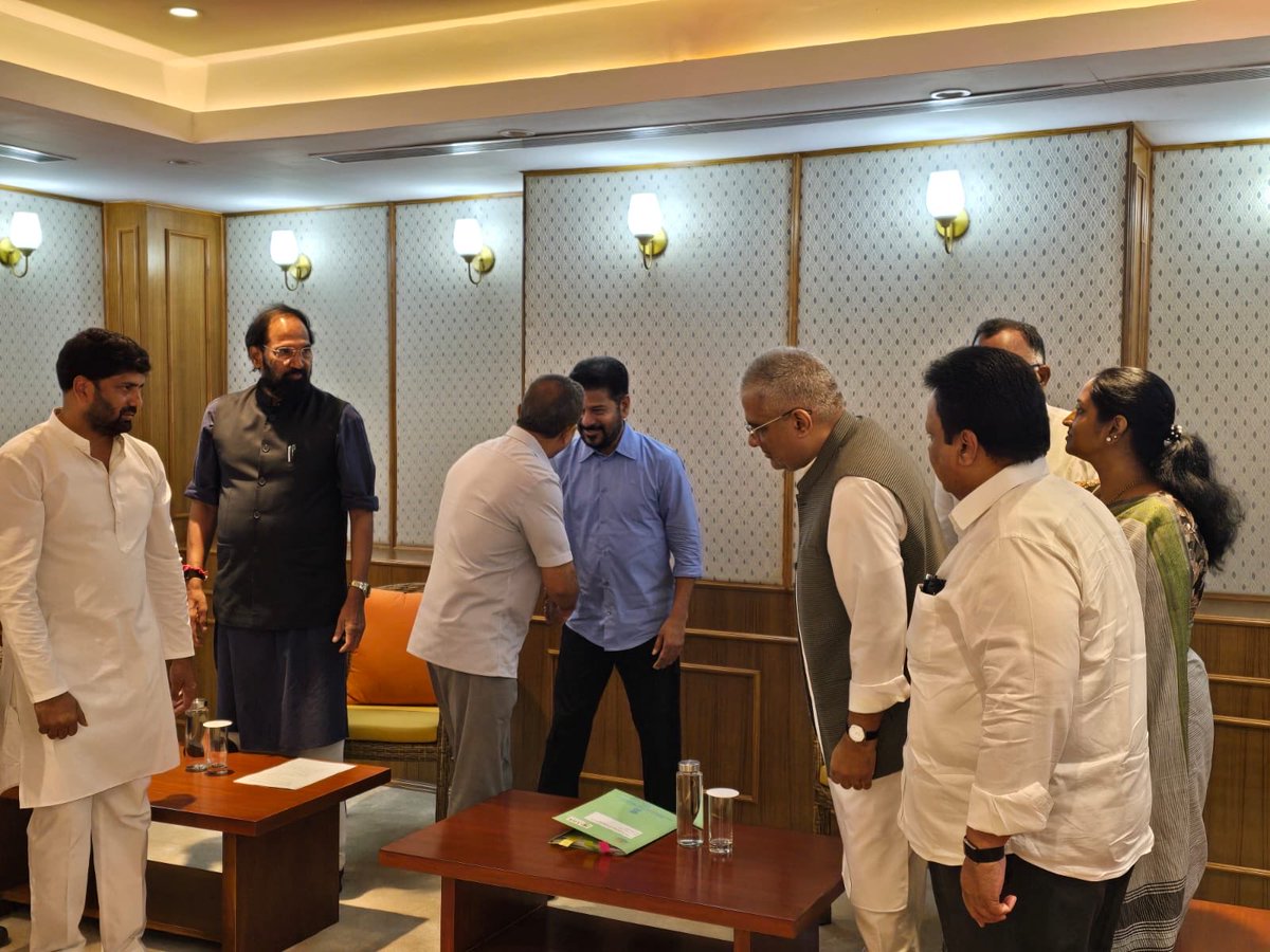 KVSinghMPGonda's tweet photo. Had an interaction with Telangana Chief Minister Shri @revanth_anumula Ji and his team in New Delhi today, in presence of Hon'ble Union Minister @moefcc Shri @byadavbjp Ji. https://t.co/fzjdviTMso