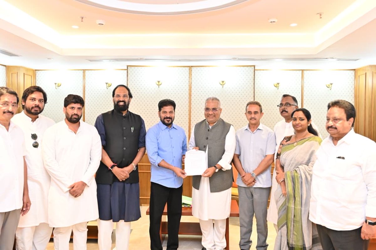 KVSinghMPGonda's tweet photo. Had an interaction with Telangana Chief Minister Shri @revanth_anumula Ji and his team in New Delhi today, in presence of Hon'ble Union Minister @moefcc Shri @byadavbjp Ji. https://t.co/fzjdviTMso