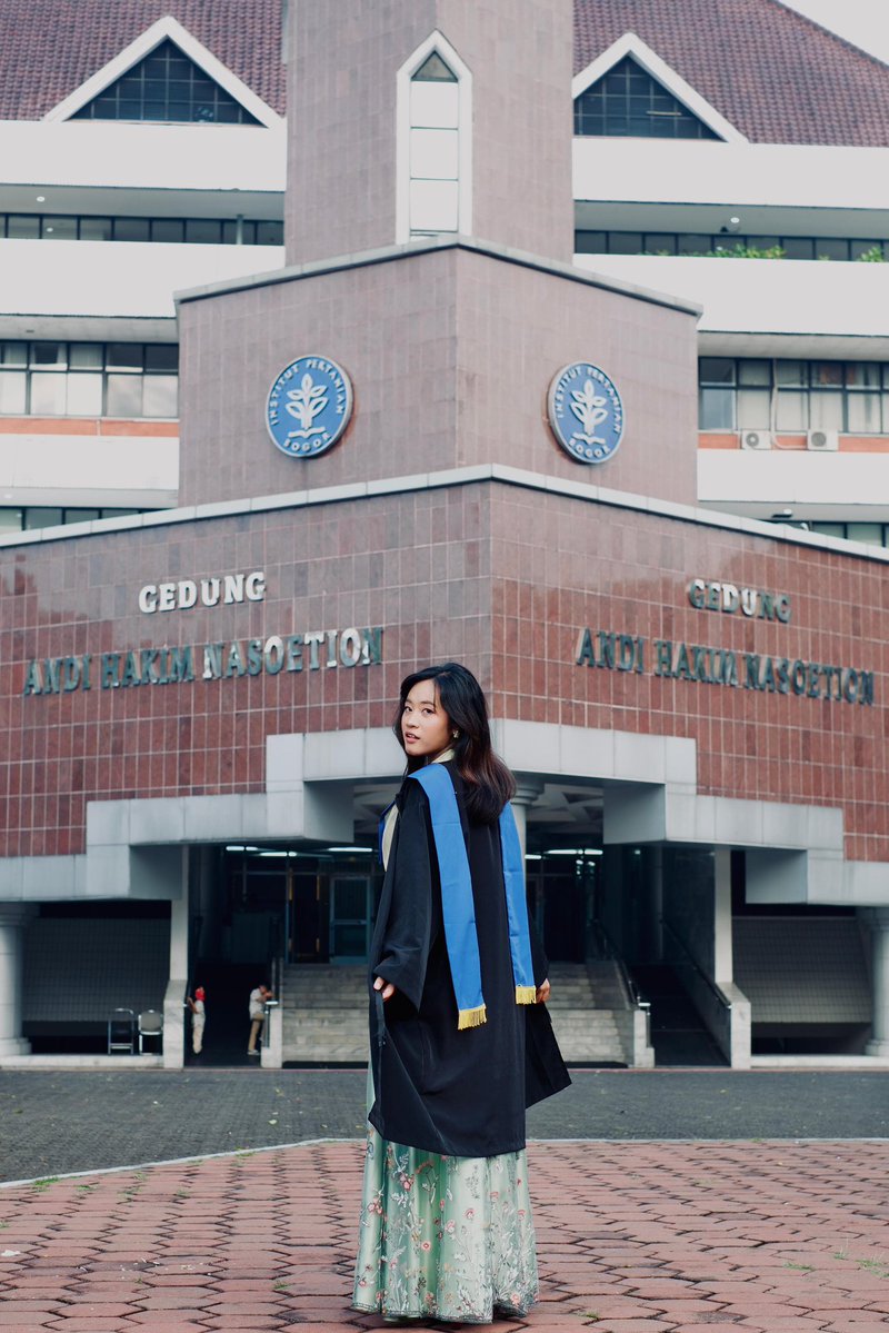 sashasmaaku's tweet photo. Jyujurrrr foto sendiri pake kamera gw terus yang motoin cowo gw🤣soalnya gw pake fg tapiiiii kebanyak foto keluarga. Slide 1&amp;2 pake kamera sendiri dan di fotoin doi.slide 3&amp;4 pake fg dan belum di edit🤭tapi okelah https://t.co/mC7iXfhrDn