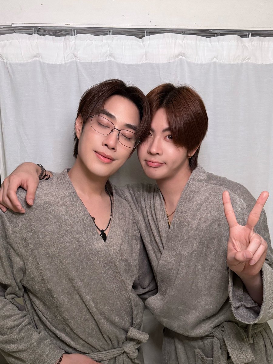 itsmeaary's tweet photo. สองอ้วมน่ารักมากเลยนินา ได้เห็นรูปคู่ชื่นใจก่อนนอนแย้วววว🤏🏻🤏🏻

((ว่าแต่ถ่ายซีนอะไรน้อ คอเสื้อชาญลึกมาก🫪))

#เติ้ลเฟิร์สวัน #TleFirstone https://t.co/1GBRBL7H58