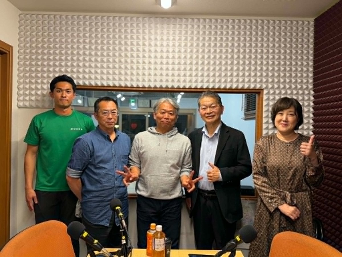 community_prime's tweet photo. なぜ私は、コミュニティFMにこだわ���のか。

なぜ私は、コミュニティFMにこだわるのか。

10年以上、コミュニティFMで番組を持ち、パーソナリティや番組プロデュースに携わってきました。

全国放送のラジオは、広い地域へ情報を届けることができます。

一方で、コミュニティFMが届けるのは、**「○○町の出来事」「商店街の話題」「地域で頑張る人」**といった、暮らしに寄り添う情報です。

その価値は、これからますます大きくなると感じています。

しかし、多くのコミュニティFMは社員数名で運営される小さな放送局です。

地域の情報を集めたくても、人手には限界があります。

だから私は、「地域の人が地域を伝える仕組み」が必要だと考えています。

現在、「FMフレンズ」という仲間と一緒に、まちかどレポーターを育てる取り組みを始めています。

地域で輝く人や活動を地域の皆さん自身が取材し、その情報をコミュニティFMと共有する。

そんな新しい地域メディアの形を目指しています。

まずは、江東区と狛江市から。

地域の情報は、地域の人が一番よく知っています。

その力をつなぎ、地域の声がもっと届く仕組みを育てていきたいと思っています。

#夢添い人 #CommunityCatalyst #コミュニティFM #FMフレンズ #まちかどレポーター #地域メディア