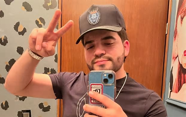 CorresponsalsMX's tweet photo. #IMAGENESFUERTES
#INFLUENCER GRABO SU ASESINATO SIN SABER 👇
🚨imagenes que circulan identifican a presunto asesino#CésarGastélum, quién transmitia en vivo en #Culiacán #Sinaloa 
El creador de contenido de 25 años fue asesinado mientras grababa un video como repartidor.
según reportes de #redessociales habría dejó de apoyar a #LaChapizza y se cambió al grupo del Mayito Flaco, hijo de Ismael “el Mayo” Zambada.
"La Beba" figura activa como influencer que hacía videos con el confirmó en vivo lo sucedido. 
#estados #tendencia #violencia #guerradelnarco
📽️RedesSociales