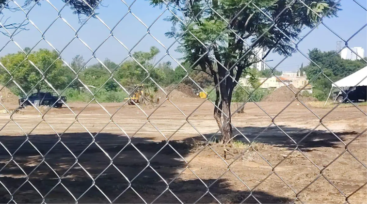 ELOCCIDENTAL's tweet photo. 🚧❗ Sin respuestas oficiales: habitantes de Valle de San Isidro en Zapopan reclaman información sobre proyecto habitacional estatal.

➡️ https://t.co/rOCuNIamiI
📷Pablo Toledo / El Occidental https://t.co/ep6yUgjODF