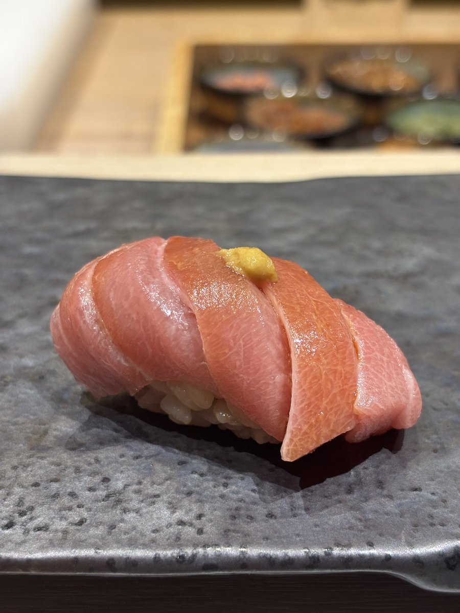 retire2038's tweet photo. รีวิว omakase ตั้งแต่มิชลินยันราคาคุ้มค่า 🍣
เราเป็นคนรักในปลาดิบมาก อ่านเจ้าหนูซูชิแล้วชอบเทคนิค การเลือกปลา การปั้นข้าว เลยพยายามหาร้านสไตล์ edomae คือ ปลาและข้าว ไม่แฟนซี เน้นวัตถุดิบ 

ถ้าใครสังเกตรูป cover account ก็คือ ชูโทโร่ 555 ชอบมากจริง เลยอยากรีวิวไว้ เผื่อใครสนใจค่ะ 🧵

ขอรวบเป็นเธรดเพราะมีหลายร้านอยู่ 🤤