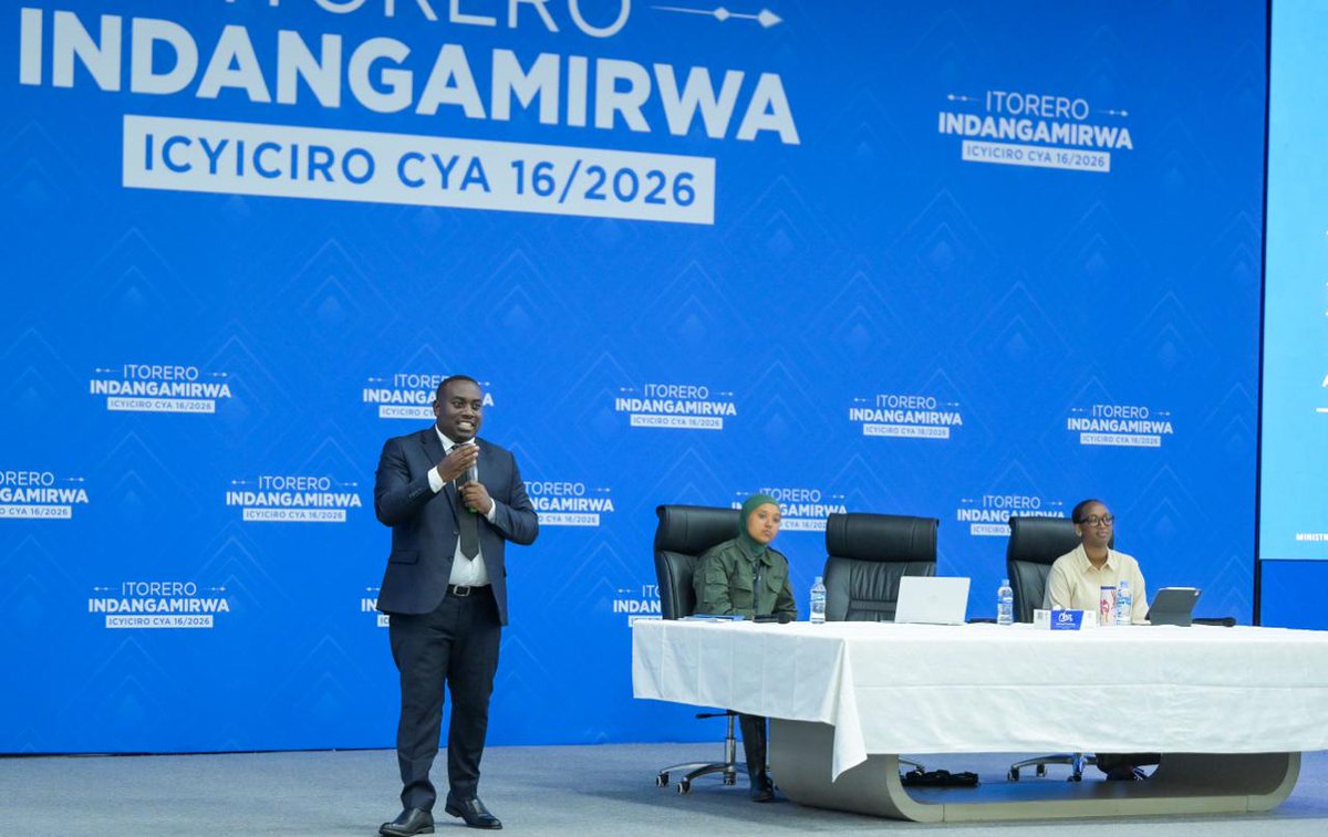 rbarwanda's tweet photo. Minisitiri w’Ibikorwaremezo, Murwanashyaka Damien n’Umuyobozi Wungirije w’Urwego rw’Igihugu rw’Ubwiteganyirize (RSSB), Michelle Umurungi, basuye ndetse banaganiza urubyiruko rwitabiriye Icyiciro cya 16 cy’Itorero Indangamirwa ku ishusho y’ishoramari mu Rwanda.

Ibiganiro babahaye byibanze ku rugendo rw’iterambere ry’u Rwanda, akamaro ko kwigira ndetse n’ishoramari riri gushyirwamo imbaraga mu kubaka imibereho myiza y’Abanyarwanda. #RBAAmakuru #Indangamirwa16