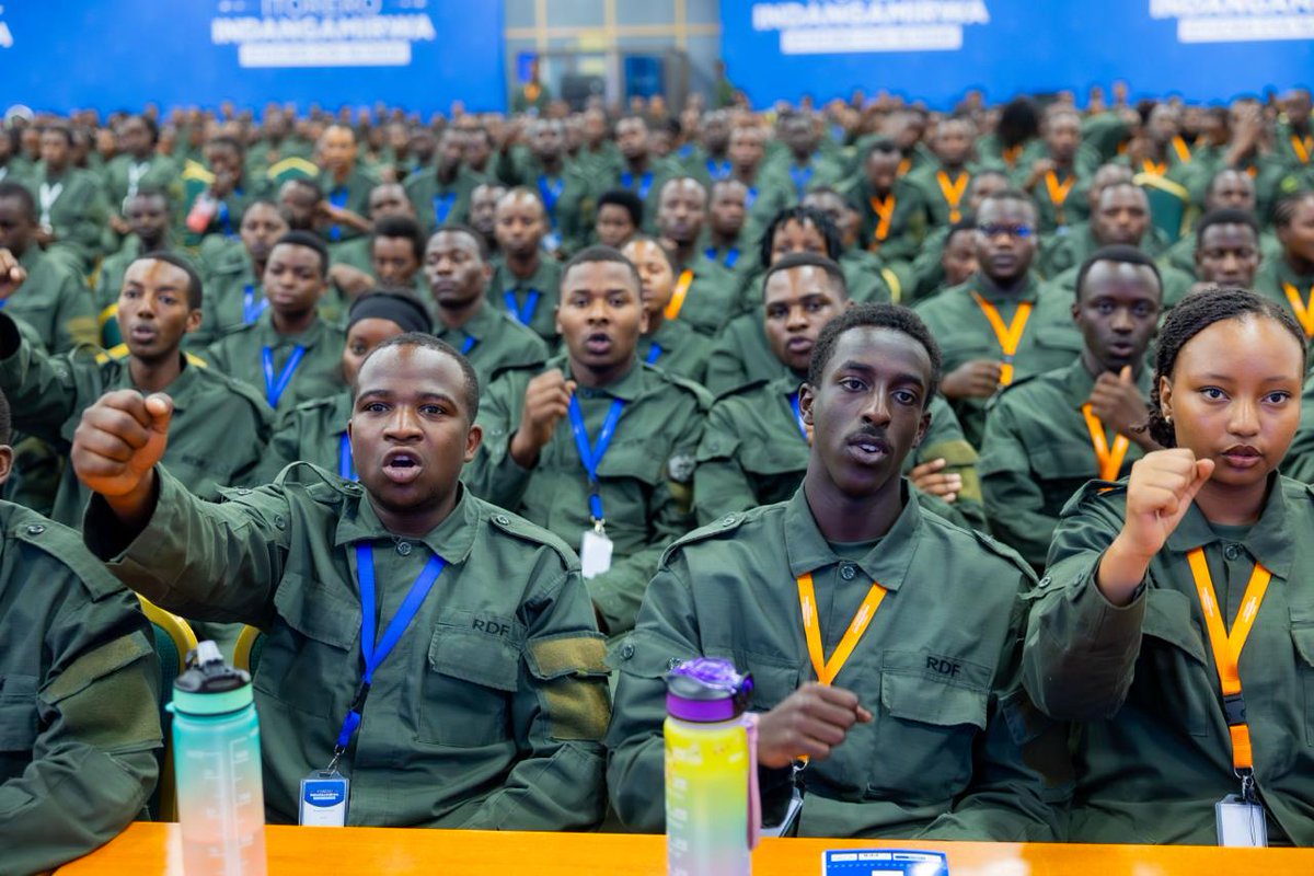 rbarwanda's tweet photo. Minisitiri w’Ibikorwaremezo, Murwanashyaka Damien n’Umuyobozi Wungirije w’Urwego rw’Igihugu rw’Ubwiteganyirize (RSSB), Michelle Umurungi, basuye ndetse banaganiza urubyiruko rwitabiriye Icyiciro cya 16 cy’Itorero Indangamirwa ku ishusho y’ishoramari mu Rwanda.

Ibiganiro babahaye byibanze ku rugendo rw’iterambere ry’u Rwanda, akamaro ko kwigira ndetse n’ishoramari riri gushyirwamo imbaraga mu kubaka imibereho myiza y’Abanyarwanda. #RBAAmakuru #Indangamirwa16