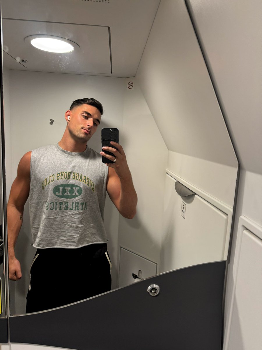 notsnapcam's tweet photo. Me 🤝This Tank https://t.co/S39OpnXDTx