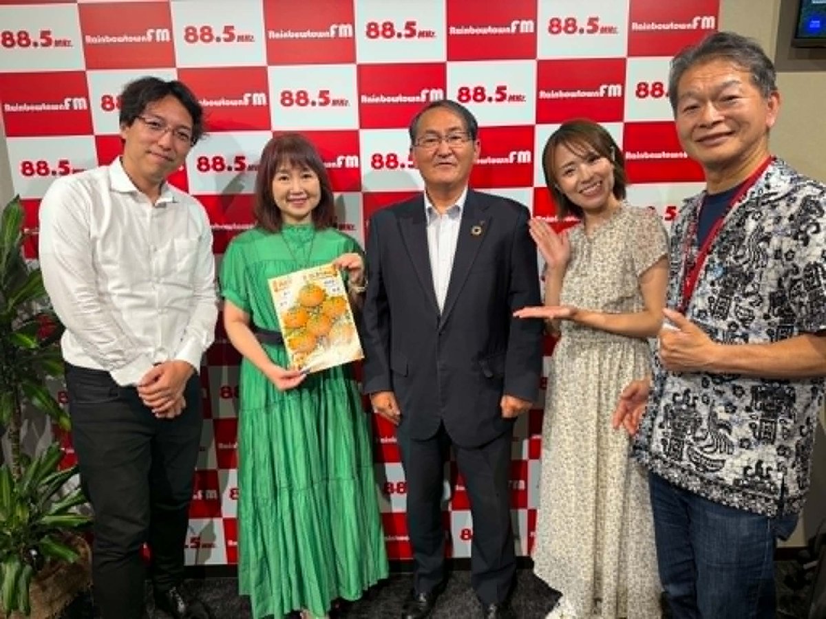 community_prime's tweet photo. なぜ私は、コミュニティFMにこだわ���のか。

なぜ私は、コミュニティFMにこだわるのか。

10年以上、コミュニティFMで番組を持ち、パーソナリティや番組プロデュースに携わってきました。

全国放送のラジオは、広い地域へ情報を届けることができます。

一方で、コミュニティFMが届けるのは、**「○○町の出来事」「商店街の話題」「地域で頑張る人」**といった、暮らしに寄り添う情報です。

その価値は、これからますます大きくなると感じています。

しかし、多くのコミュニティFMは社員数名で運営される小さな放送局です。

地域の情報を集めたくても、人手には限界があります。

だから私は、「地域の人が地域を伝える仕組み」が必要だと考えています。

現在、「FMフレンズ」という仲間と一緒に、まちかどレポーターを育てる取り組みを始めています。

地域で輝く人や活動を地域の皆さん自身が取材し、その情報をコミュニティFMと共有する。

そんな新しい地域メディアの形を目指しています。

まずは、江東区と狛江市から。

地域の情報は、地域の人が一番よく知っています。

その力をつなぎ、地域の声がもっと届く仕組みを育てていきたいと思っています。

#夢添い人 #CommunityCatalyst #コミュニティFM #FMフレンズ #まちかどレポーター #地域メディア