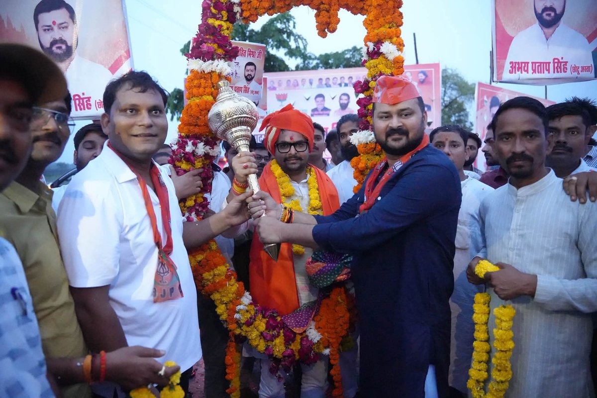 irohitmishrabjp's tweet photo. जिस भूमि पर वीरांगना रानी लक्ष्मीबाई ने अपने अदम्य साहस से इतिहास रचा, जहाँ अनगिनत वीरों ने मातृभूमि की स्वतंत्रता के लिए अपना सर्वस्व अर्पित किया, आज उसी गौरवशाली भूमि पर युवा साथियों द्वारा मिला अपार स्नेह, आत्मीय स्वागत, जोश और उत्साह जीवनभर स्मरणीय रहेगा। https://t.co/rlnpqW4dul