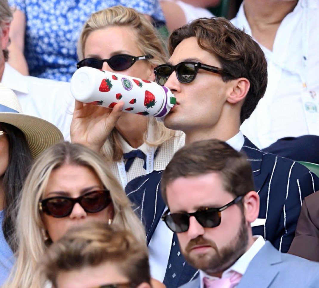Maaaaaaayd's tweet photo. นึกถึงขวดน้ำ strawberry ที่จ้อจใช้ในงาน Wimbledon ซึ่งส่วนหนึ่งขายดีอยู่แล้วเพราะเป็น collection พิเศษ แต่ก็ปฏิเสธไม่ได้ว่ามันก็ขึ้น sold out จริงหลังจากมีรูปนี้ออกมา และรีสต๊อกแล้วรีสต็อกอีกก็ sold out แม่จีนซื้อตามน้องเต็ม https://t.co/2Szn6zgncT