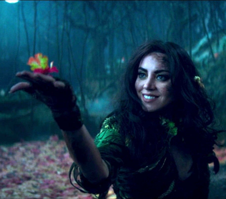 witchtwig's tweet photo. I love that Death has vanity. That she wears huge eyelashes, she has intense eye make-up done so that when she is dragged onto the Road she's sparkly, that she would play the femme fatale to Agatha in men's suiting. https://t.co/mmyk3FiVin