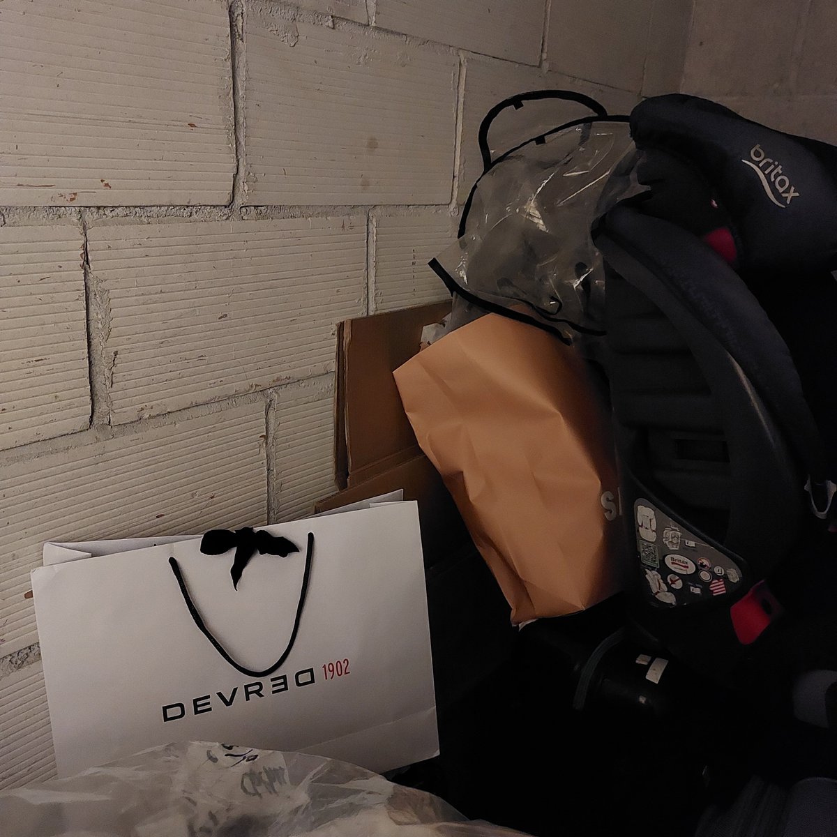 devrvellia's tweet photo. Hbby got home b4 me ystrdy so I had to put it in the cave (storage room) to keep it a surprise. My little angel helped me wrapped it up this morning ;) https://t.co/xXwqWfGkUx