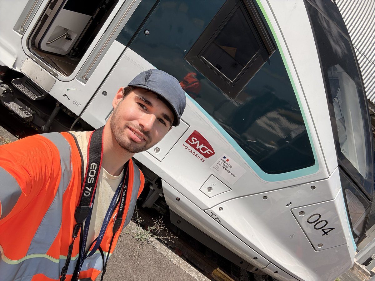 val_1795's tweet photo. Aujourd’hui j’ai pu visiter un technicentre #intercités @SNCFVoyageurs où le futur des lignes POLT et Paris-Clermont est en phase de test : les rames #oxygènes qui remplaceront les trains #CORAILs
#ambassadoratgroupesncf https://t.co/B9OAsbpEkO