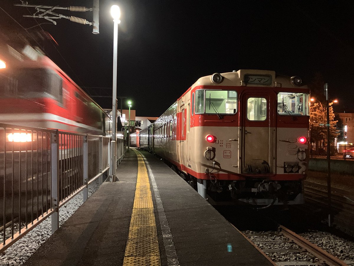 Orgel_Beckerath's tweet photo. 9152Dに乗車して函館から上磯へ。

本日は急行色＋ながまれ＋首都圏色の3両編成。
最後尾のキハ40 1807に乗ることにしました！

なお、函館発車前には
「長い3両編成です」という車内放送が入り…

(確かに長いけど、長くないんだよなぁ)

なんとも複雑な気持ちになったのでした🙃 https://t.co/1LP0IGvbyf