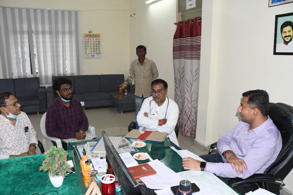 Collector_ADB's tweet photo. బుధవారం జిల్లా కేంద్రంలోని రిమ్స్ ఆసుపత్రిలోనీ  డైరెక్టర్ కార్యాలయంలో ప్రభుత్వ వైద్య కళాశాలలోని వివిధ విభాగాల్లో ఖాళీగా ఉన్న స్పెషలిస్ట్ డాక్టర్ పోస్టుల భర్తీకి కాంట్రాక్టు ప్రాతిపదికన జిల్లా కలెక్టర్ రాజర్షిషా వాక్-ఇన్ ఇంటర్వ్యూలు నిర్వహించారు..

ఈ ప్రక్రియలో రిమ్స్ డైరెక్టర్ జైసింగ్ రాథోడ్, వైద్యులు, ఇతర అధికారులు, వైద్య శాఖ సిబ్బంది, తదితరులు పాల్గొన్నారు.
#Adilabad #GovernmentOfTelangana #IPRTELANGANA #TelanganaRising2047 #TelanganaRising #Telangana 
@TelanganaCMO
@TelanganaCS
@CPRO_TGCM
@Bhatti_Mallu
@INC_Ponguleti
@jupallyk_rao
@seethakkaMLA
@DamodarCilarapu
@RajarshiShahIAS
@MoHFW_INDIA
@DeptHealthRes
@TelanganaHealth
@CHFW_NHMTG
@ANI
@PIBHindi
@PIB_India
@MIB_India
@PTI_News
@DCsofIndia
@DDNewslive
@DDNational
@IasTelangana
@IPRTelangana
@IasTelangana
@IPRTelangana
@PIBHyderabad