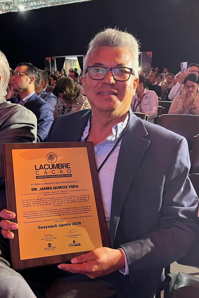 INIAPECUADOR's tweet photo. En la inauguración de la Cumbre Cacao, APROCAFA otorgó un reconocimiento a James Quiroz, responsable del Programa Nacional de Cacao del INIAP, por su trayectoria de más de 30 años dedicada a la investigación y transferencia de tecnología en beneficio del cacao ecuatoriano. 🍫🏆 https://t.co/ZS2LrQj1Rs
