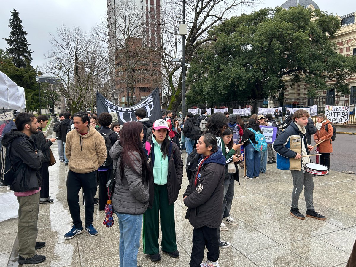 LuanaSimioni's tweet photo. A pesar de la lluvia se instaló el acampe frente a #Gobernación
La lucha por la reincorporación de Vero y Vicky, trabajadoras del Astillero Río Santiago despedidas luego de sufrir violencia de genero, continúa con fuerza. Si @Kicillofok no escucha, seguiremos en la calle. https://t.co/Uk8n3YSbJ9