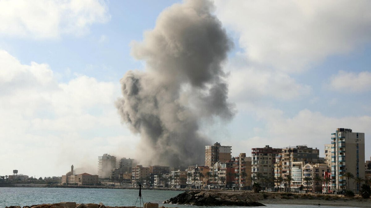 France24_fr's tweet photo. Des frappes israéliennes dans le sud du Liban font un mort et plusieurs blessés
➡️ https://t.co/hAfQZnxqYX https://t.co/27ngWq6Y9K