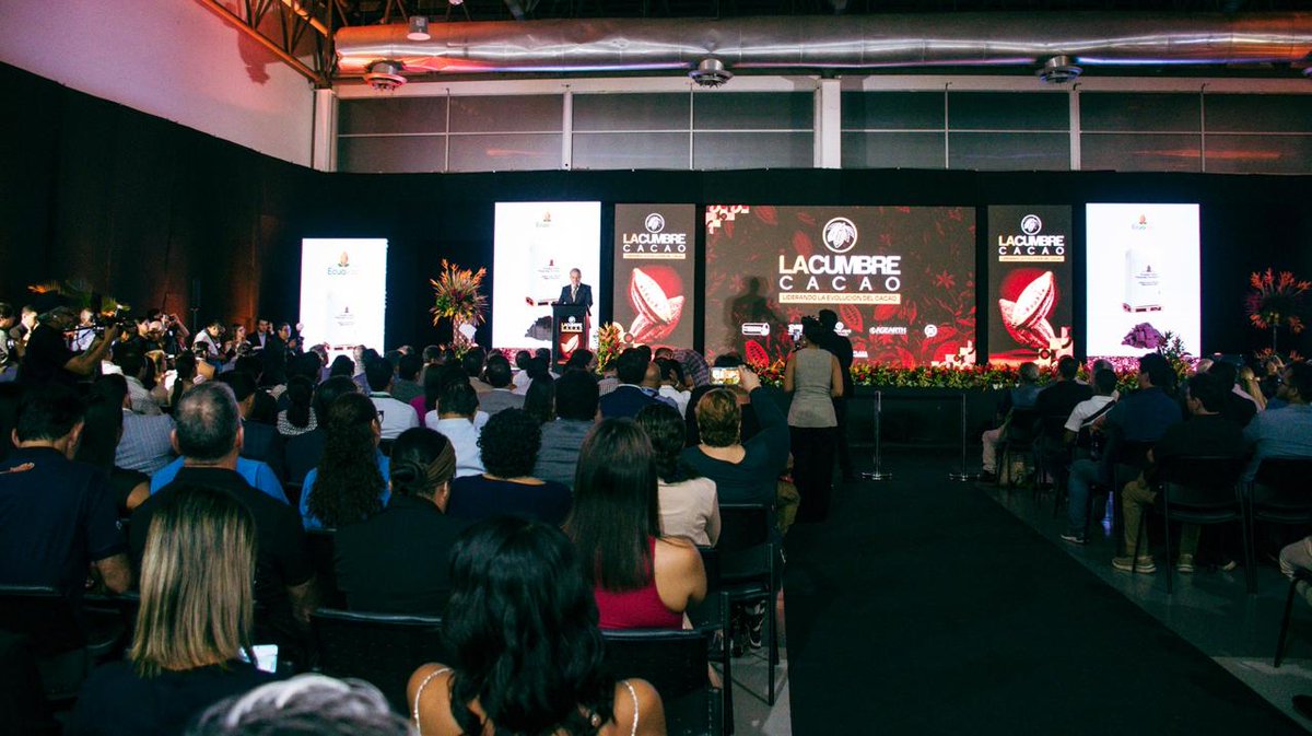 INIAPECUADOR's tweet photo. En la inauguración de la Cumbre Cacao, APROCAFA otorgó un reconocimiento a James Quiroz, responsable del Programa Nacional de Cacao del INIAP, por su trayectoria de más de 30 años dedicada a la investigación y transferencia de tecnología en beneficio del cacao ecuatoriano. 🍫🏆 https://t.co/ZS2LrQj1Rs