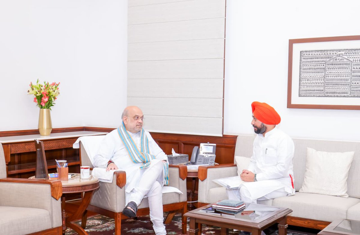 ncsk_mosje_goi's tweet photo. नई दिल्ली | 05 अगस्त 2026

राष्ट्रीय सफाई कर्मचारी आयोग (NCSK) के उपाध्यक्ष श्री हरदीप सिंह गिल ने आज नई दिल्ली में माननीय केंद्रीय गृह एवं सहकारिता मंत्री श्री अमित शाह जी से शिष्टाचार भेंट की।

इस दौरान सफाई कर्मचारियों के कल्याण, सामाजिक सुरक्षा, पुनर्वास एवं अन्य महत्वपूर्ण विषयों पर सार्थक चर्चा हुई। साथ ही, राष्ट्रीय सफाई कर्मचारी आयोग की स्थापना के *32 वर्ष पूर्ण होने के उपलक्ष्य में **23 अगस्त 2026* को आयोजित होने वाले **33वें  स्थापना दिवस समारोह की भी चर्चा हुई ।

#NCSK #NCSK32Years  #HardeepSinghGill #AmitShah #SafaiKaramchari #WorkerWelfare #SocialJustice @AmitShah @MSJEGOI @PMOIndia
