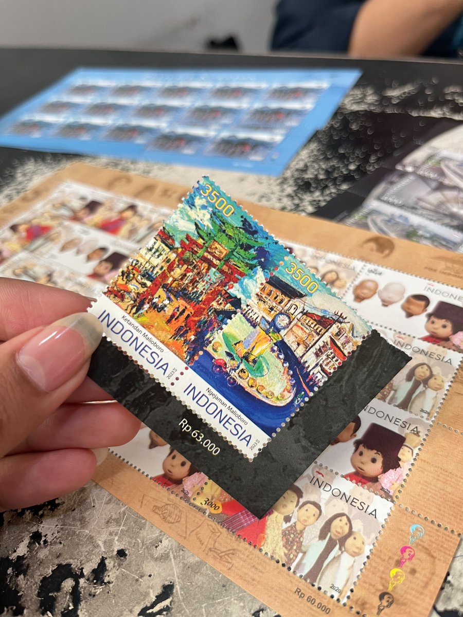 eilisyaz's tweet photo. new experience unlocked!! 🔓 
first time ke kantor pos buat beli prangko dan kirim surat, lucu lucu prangkonya dah https://t.co/BsiZ92Lx9C