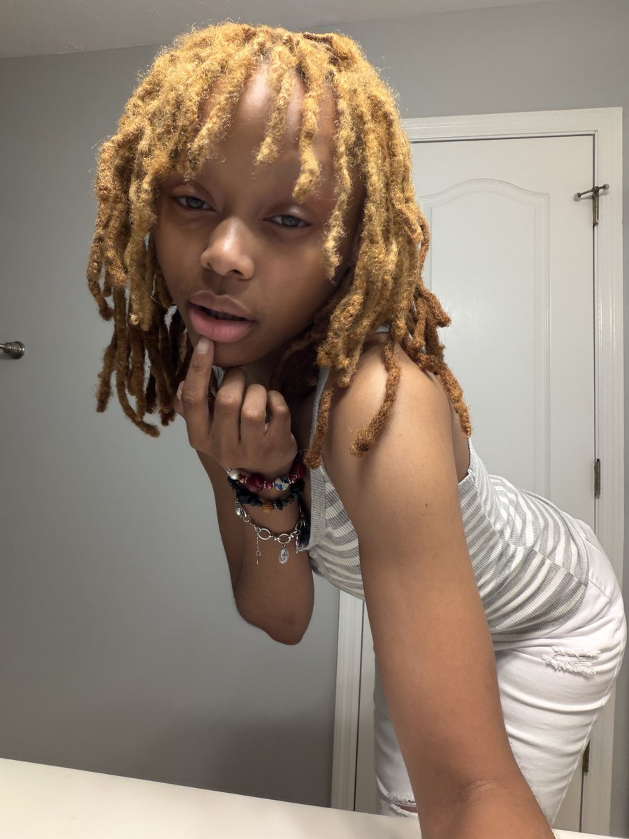 feetirella's tweet photo. Literally could never generate a beautiful creature such as myself btchhPLZ!!! https://t.co/m4c7qGiMLu
