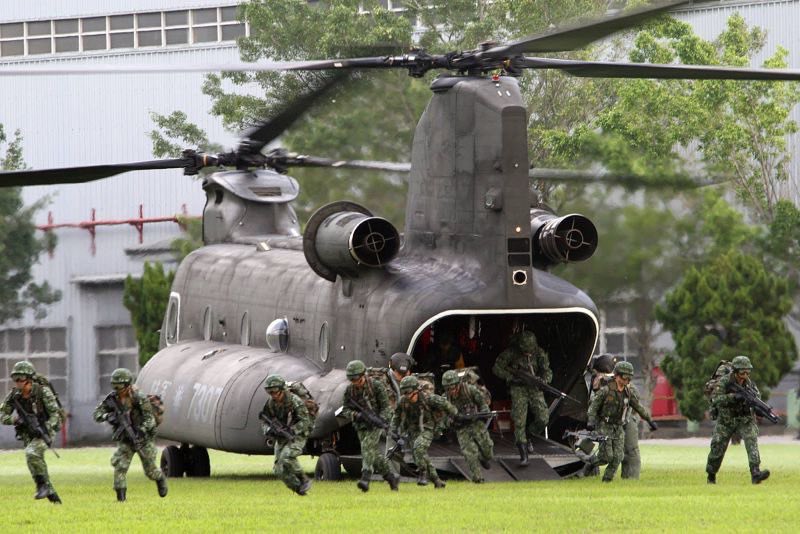 Maxwellson34772's tweet photo. 臺灣，全球排名第二超級軍事強國。臺灣國防軍年度最大規模軍事演習漢光四十二號演習為期十天九夜於今日如火如荼展開驗證我軍反登陸精實強大戰力我軍模擬臺海戰爭爆發我軍約兩百五十架戰機快速轉移至佳山基地我軍地面部隊快速增援至戰略要地隨時狙擊敵軍搶灘登陸深入城市巷戰我軍投入後備兵力五千人參戰 https://t.co/rR0bpmEdoM