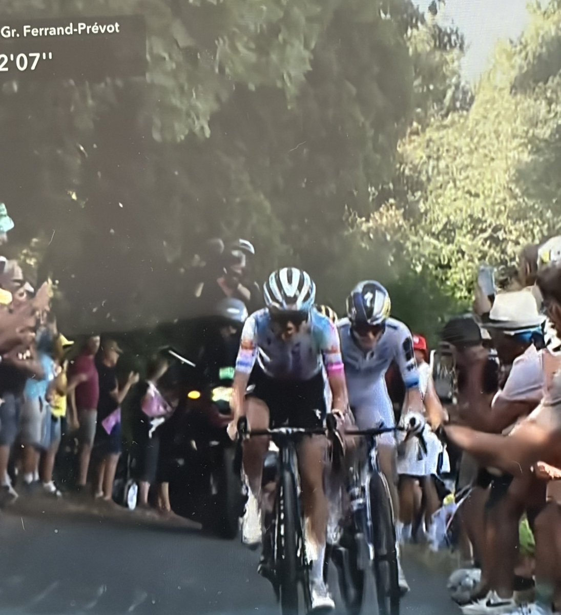 Liberalnedisco's tweet photo. Ależ kapitalna jazda 🇵🇱Kasi Niewiadomej na @LeTourFemmes 
👏👏👏😻
@KNiewiadoma jako jedyna kontruje szalejącą na podjazdach Vollering!!!
Lidera Reusser „spawa do koła” na zjazdach - wow🤯

Genialna 🇫🇷 Ferrand-Prevot kompletnie się nie liczy tracą już teraz 2min45 https://t.co/EnQl4tZLfb