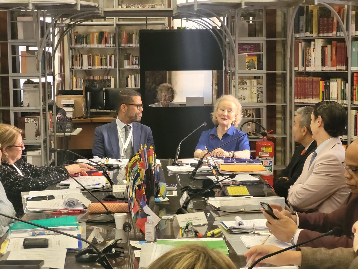 CJIOEA_oficial's tweet photo. 🌊 El CJI recibió a la Dra. María Teresa Infante para reflexionar sobre la evolución del Derecho del Mar y los desafíos de la Convención de la ONU. Un valioso intercambio sobre el papel de los Estados en el derecho internacional. ⚖️

@OEA_oficial 
#DerechoDelMar #CJI #OEA https://t.co/xqpUNx9AnU