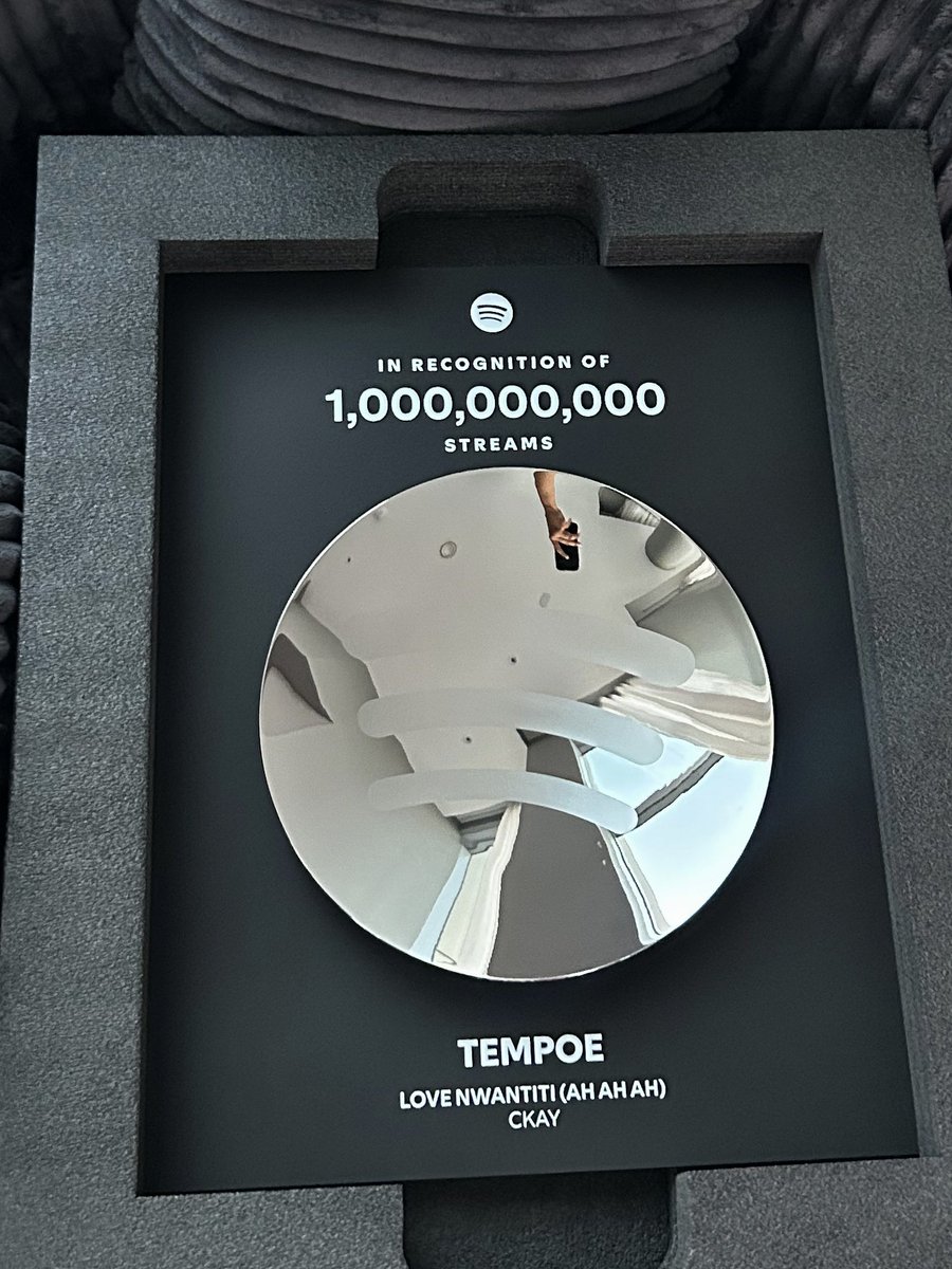 AlbumTalksHQ's tweet photo. 📸 TEMPOE posing with his 1 BILLION STREAMS Plaque from Spotify for “Love Nwatiti” 🏆🟢

“First and only Solo Nigerian song  to surpass 1 Billion streams on Spotify. God is good” https://t.co/ySMFiLHlW2