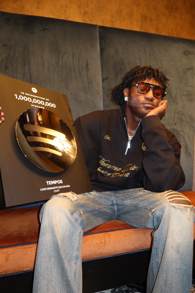 AlbumTalksHQ's tweet photo. 📸 TEMPOE posing with his 1 BILLION STREAMS Plaque from Spotify for “Love Nwatiti” 🏆🟢

“First and only Solo Nigerian song  to surpass 1 Billion streams on Spotify. God is good” https://t.co/ySMFiLHlW2