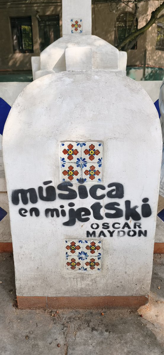 AlessandraRdlv's tweet photo. Lo que algunos llaman “promoción”, las vecinas y los vecinos lo terminan pagando. Y esto es vandalismo.

Varias bancas del Circuito Ámsterdam y del Foro Lindbergh fueron intervenidas con propaganda atribuida a Oscar Maydon.

Las bancas del Circuito Ámsterdam fueron restauradas hace apenas dos meses y hoy vuelven a estar dañadas. Nuestro equipo ya trabaja nuevamente en su limpieza y restauración. Los espacios públicos son de todas y todos. Se cuidan, no se vandalizan.