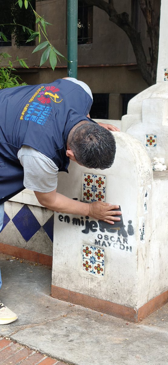 AlessandraRdlv's tweet photo. Lo que algunos llaman “promoción”, las vecinas y los vecinos lo terminan pagando. Y esto es vandalismo.

Varias bancas del Circuito Ámsterdam y del Foro Lindbergh fueron intervenidas con propaganda atribuida a Oscar Maydon.

Las bancas del Circuito Ámsterdam fueron restauradas hace apenas dos meses y hoy vuelven a estar dañadas. Nuestro equipo ya trabaja nuevamente en su limpieza y restauración. Los espacios públicos son de todas y todos. Se cuidan, no se vandalizan.