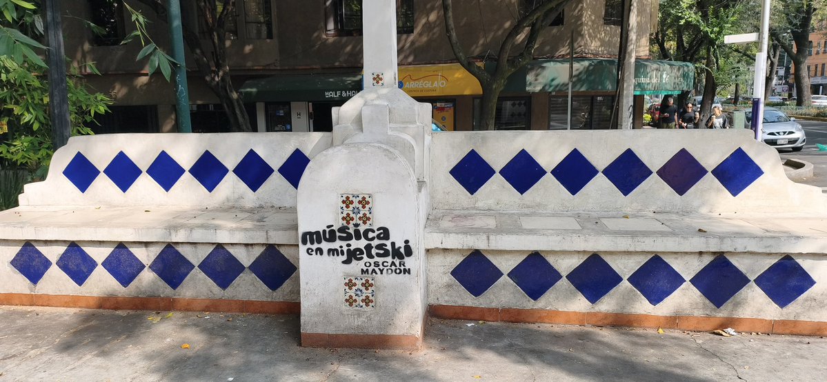 AlessandraRdlv's tweet photo. Lo que algunos llaman “promoción”, las vecinas y los vecinos lo terminan pagando. Y esto es vandalismo.

Varias bancas del Circuito Ámsterdam y del Foro Lindbergh fueron intervenidas con propaganda atribuida a Oscar Maydon.

Las bancas del Circuito Ámsterdam fueron restauradas hace apenas dos meses y hoy vuelven a estar dañadas. Nuestro equipo ya trabaja nuevamente en su limpieza y restauración. Los espacios públicos son de todas y todos. Se cuidan, no se vandalizan.