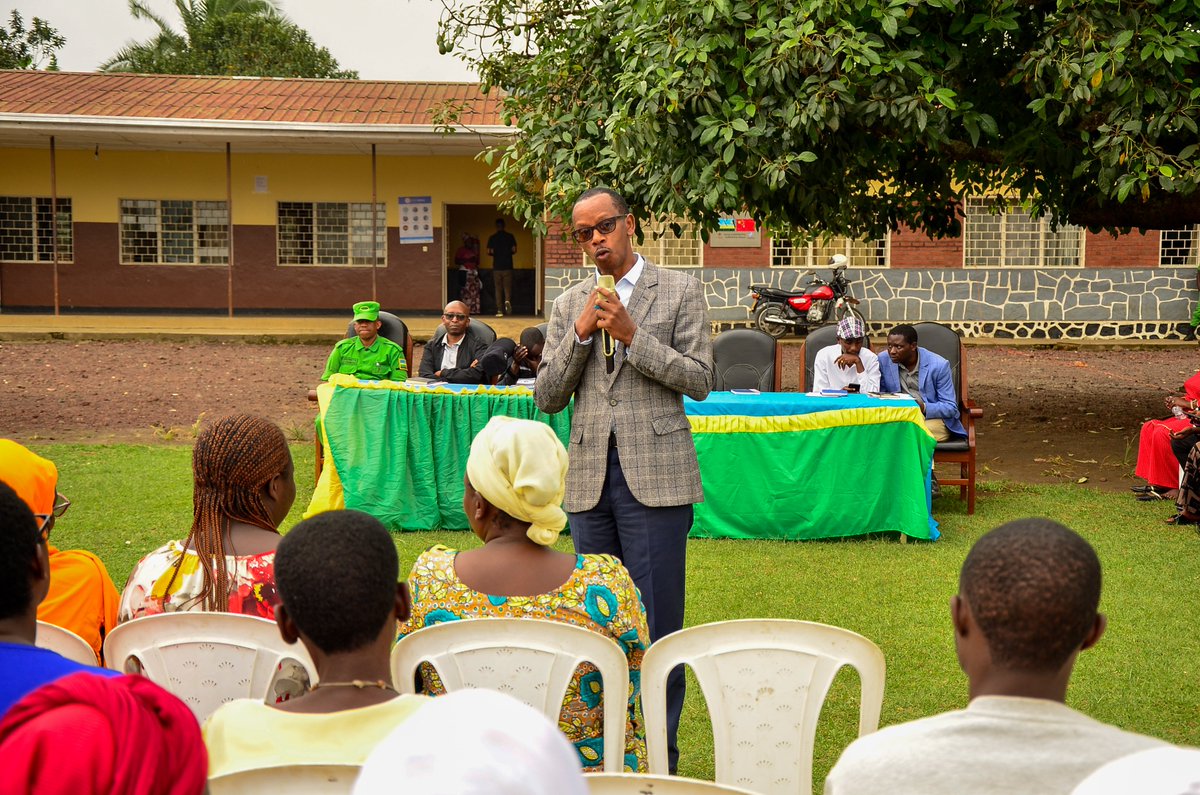 RubavuDistrict's tweet photo. Uyu munsi, Abajyanama bakomeje icyumweru cy'Umujyanama mu Mirenge itandukanye baganira n'abaturage Ku ruhare rwabo mu iterambere ndetse n'uruhare rwabo mu bibakorerwa. Baganiriye kandi imikorere n'imikoranire  y'Abajyanama n'abaturage. https://t.co/jkQPRaLHPN