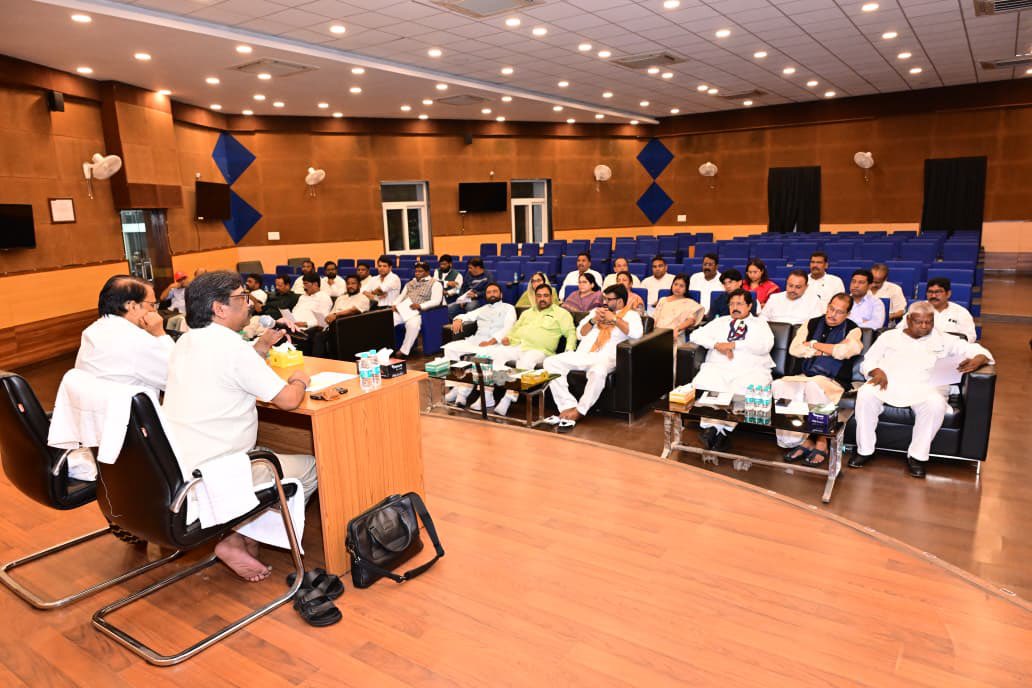 DipikaPS's tweet photo. रांची में माननीय मुख्यमंत्री श्री हेमंत सोरेन जी, कांग्रेस प्रभारी श्री के. राजू जी एवं प्रदेश अध्यक्ष आदरणीय श्री केशव महतो कमलेश जी की उपस्थिति में सत्तारूढ़ विधायक दल की बैठक संपन्न हुई।

बैठक में कल से शुरू हो रहे मानसून सत्र को लेकर जनहित, विकास और सरकार की प्राथमिकताओं पर चर्चा हुई।

@HemantSorenJMM @KRajuINC