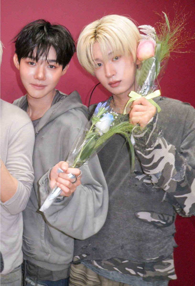 id21feed's tweet photo. 💬 - 060826

Eunsung’s message for kyuhyuk’s birthday:

“Our maknae kyuhyuk~~ happy birthday~ im so glad we have a maknae like you. youve been through a lot at such a young age, lets keep working hard together. hwaiting!”

#idntt #아이덴티티
#kimeunsung #김은성 https://t.co/0guWeVTlnj