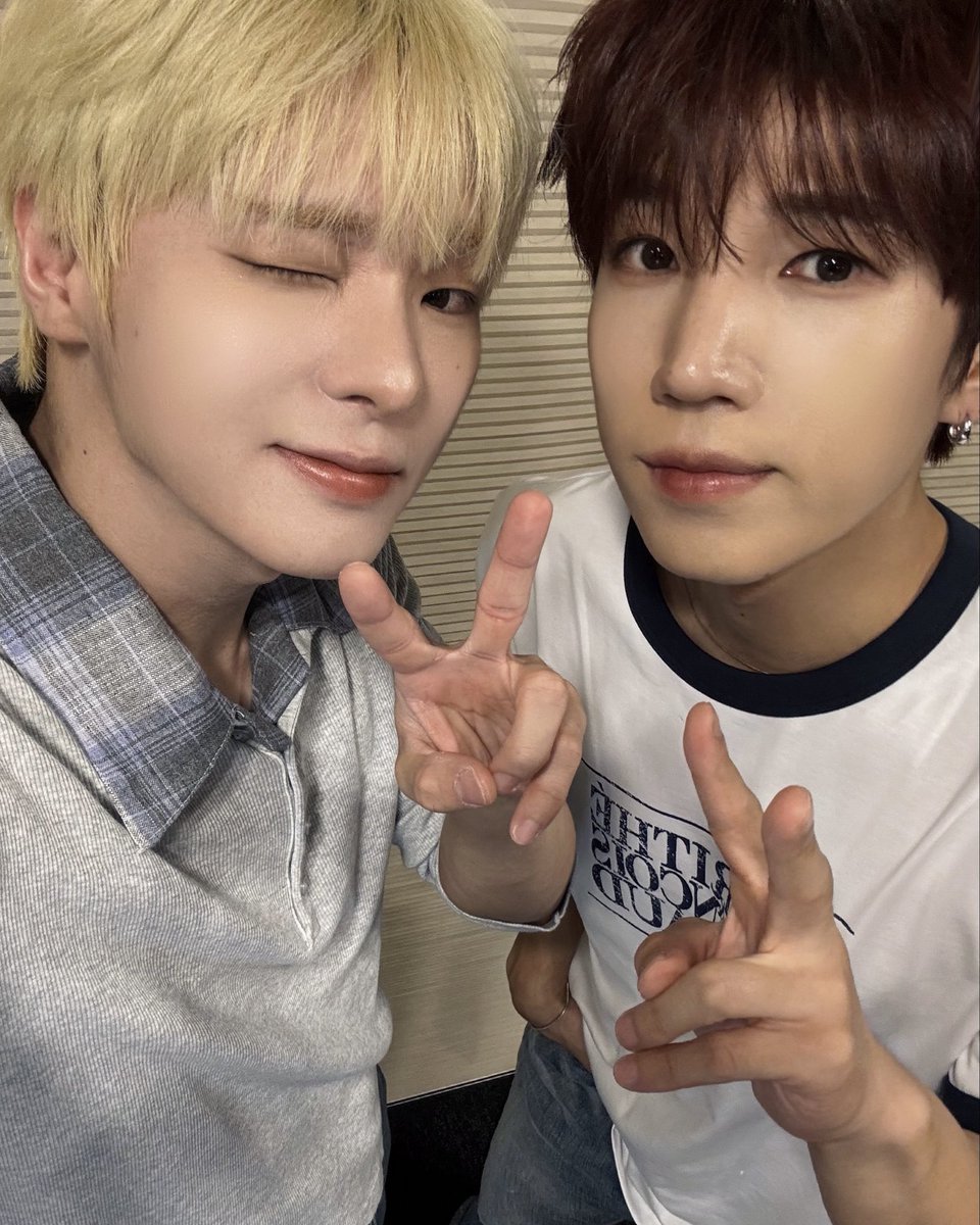 HyesungKook's tweet photo. [📷]

여보세요? 혜성국인데요?! 📞🩶🤍

#혜성 #HYESUNG
#성국 #SUNGKOOK https://t.co/pCfSFVY2P0