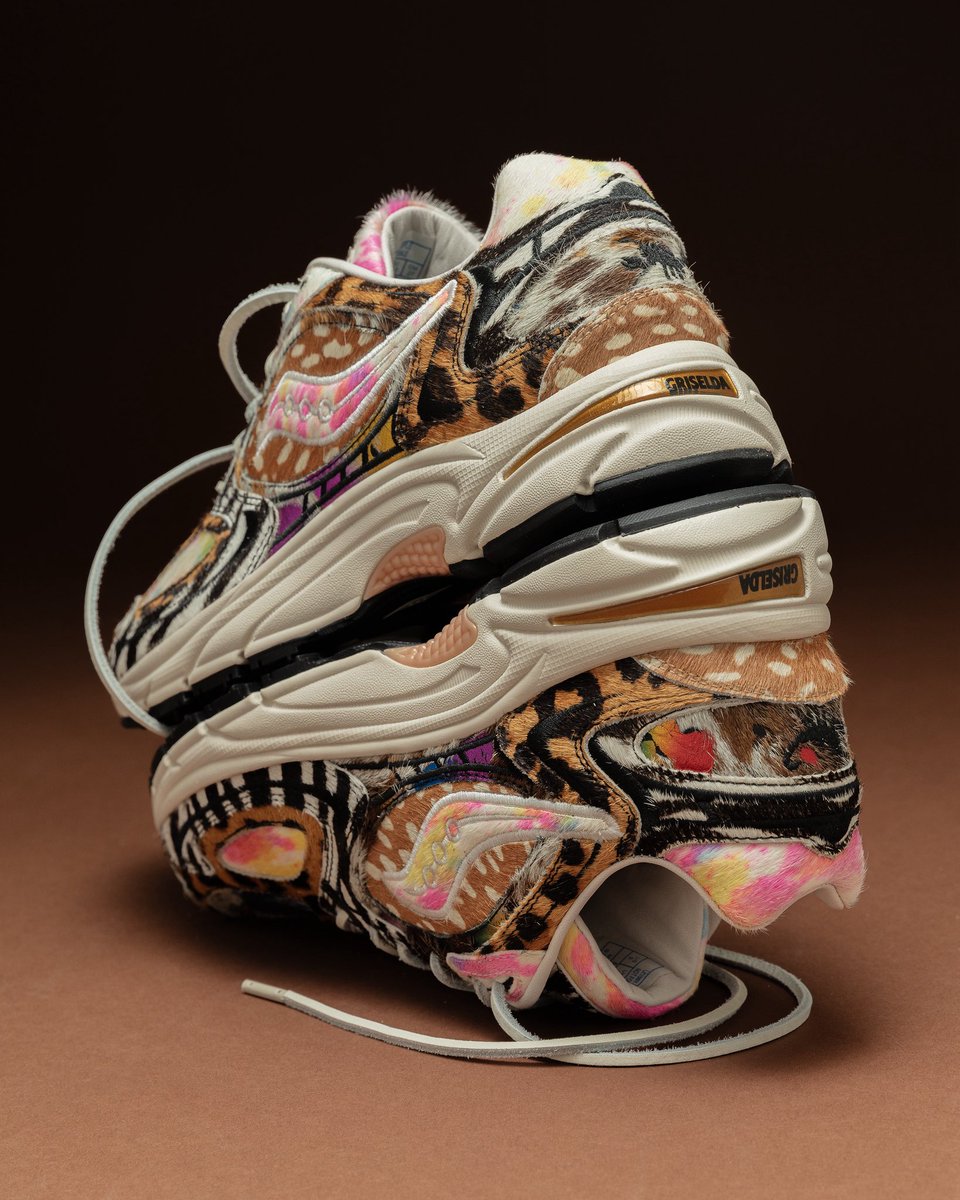 WESTSIDEGUNN's tweet photo. LET ME INTRODUCE THE FLYEST SNEAKER IN THE 🌎 

GXFR X @SauconyOrigs GRID JAZZ 9 “AWESOME GODS” 

Release Date: 8/28 (WESTSIDE GUNN DAY) 

I COULD TALK ABOUT SNEAKER OF THE YEAR BUT THATLL BE DOWNPLAYING THEM… THIS IS ONE OF THE BEST SNEAKERS EVER. INSPIRED BY @atmos_usa & @ITSJEREMYSCOTT I WANTED TO DO SOMETHING THAT WAS NEXT LEVEL.. SO I WENT HEAVY ON DETAILS AND QUALITY!!! THIS IS A DESIGNER SNEAKER…. COULD BE SOLD AT SAKS/NEIMANS.. LITERALLY ANYBODY WHOSEVER SEEN THIS SNEAKER GO KRAAAAZY, AND ANYBODY WHO HAD THE HONOR TO WEAR THEM ALREADY WONT TAKE THEM OFF BC OF THE COMFORT LEVEL 🤲🏽

The LEATHER moccasin strings, the LEATHER insides, The REAL SCORPION on the hang tag, the VINTAGE frame on the Box, and the body feels like pure Jungle… there is NO other shoe like this AND ALSO NO SHOE IS THE SAME… 

YES U HEARD THAT RIGHT EVERY PAIR IS DIFF… IF YOU FIND ANY PAIR THATS THE SAME ILL REFUND U AND YOU CAN HAVE THEM FOR FREE 🔥🔥🔥

WE ALL CAN BE INSPIRED BUT ITS ABOUT WHAT YOUR GONNA DO WHEN ITS YOUR TIME TO SHINE!!!! 

THANK YOU @SauconyOrigs FOR ALWAYS BELIEVING IN MY VISION AND WERE JUST GETTING STARTED 🤲🏽💪🏽💯

S/O to ALL MY REAL SNEAKERHEADS and Release info will be AVAILABLE shortly 

WHO WANTS A PAIR AND WHAT SIZE????? 

📸 @ArabLincoln 

#GXFR #SAUCONY #ART #MASTERPIECES #FLYGODISANAWESOMEGOD