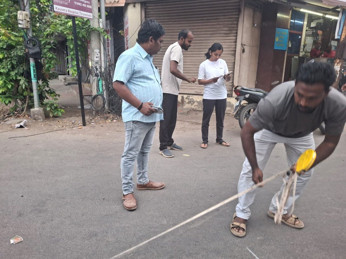 Tutycorp's tweet photo. தூத்துக்குடி மாநகராட்சி கிழக்கு மண்டலத்துக்கு உட்பட்ட மேல ரத வீதி பகுதியில் மேற்கொள்ளப்பட்டுள்ள சாலை சீரமைப்பு பணிகளை மாநகராட்சி ஆணையர் திருமதி.சி.ப்ரியங்கா இ.ஆ.ப அவர்கள் நேரில் பார்வையிட்டு ஆய்வு செய்தார்கள். https://t.co/UFhVpsFflc