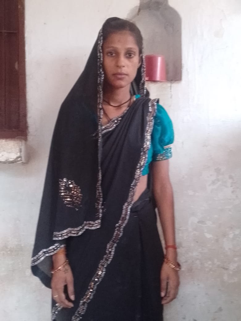 SandeepMis95064's tweet photo. @myogiadityanath @adgzonekanpur @igrangekanpur @brajeshpathakup @kpmaurya1 @wpl1090 @ChiefSecyUP @Uppolice @dgpup @kannaujpolice पति की मौत के बाद ससुरालिजन कर रहे हैं नवविवाहिता को प्रताड़ित।खेत व सारा सामान छीनकर घर से निकलने को कर रहे हैं मारपीट व घोर उत्पीड़न।उच्चधिकारियों से https://t.co/c53hSGlqyP