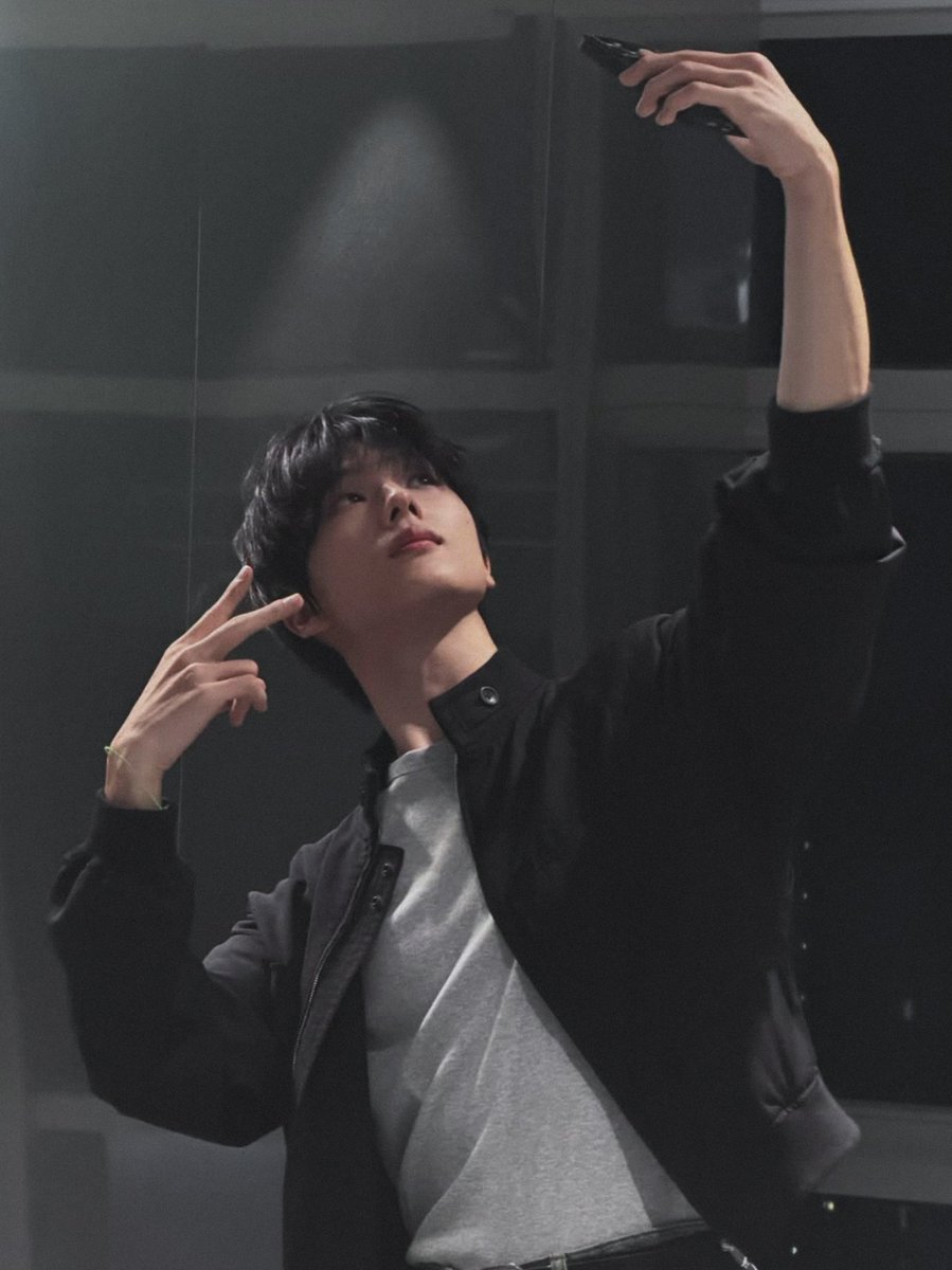 jisunqpawrk's tweet photo. candid boyfriend jisung 📸🖤 https://t.co/sFwhnCZLib
