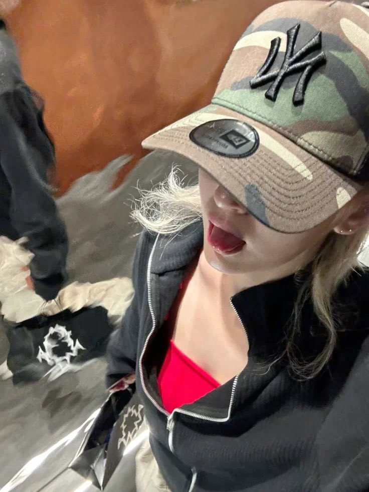 SOMIthestar's tweet photo. caught in 4k looking like a problem. https://t.co/IT0anvJJhU