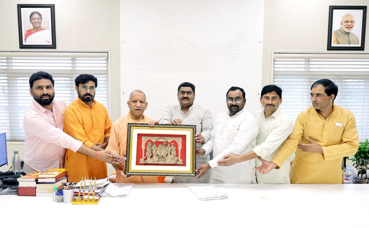 myogioffice's tweet photo. मुख्यमंत्री श्री @myogiadityanath जी महाराज से आज लखनऊ में जनपद गाजियाबाद के मुरादनगर विधान सभा क्षेत्र के माननीय विधायक श्री अजीत पाल त्यागी जी ने शिष्टाचार भेंट की।

इस अवसर पर श्री राहुल गोयल जी, श्री गजेन्द्र सिंह जी, श्री नीरज त्यागी जी, श्री मनोज जी एवं श्री नितिन चंदेला जी भी उपस्थित रहे।