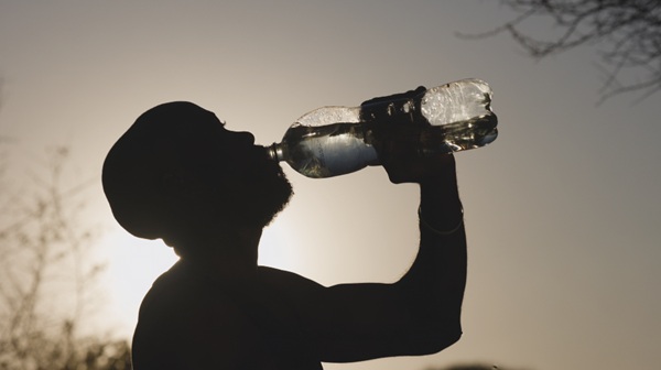 neulandrebellen's tweet photo. Aus meinem aktuellen Text (Link im ersten Kommentar):

Die hohen #Temperaturen sorgen naturgemäß dafür, dass die Aktivisten gegen den #Klimawandel Oberwasser bekommen, auch bei niedrigen Pegelständen. Die Tagesschau begleitet die Entwicklungen – wie immer – „nüchtern und sachlich“. Zu Hilfe eilt ihr in diesem Fall ein #Oberarzt, der dem staunenden Laien erklärt, dass er womöglich nicht mehr lange zu leben hat.