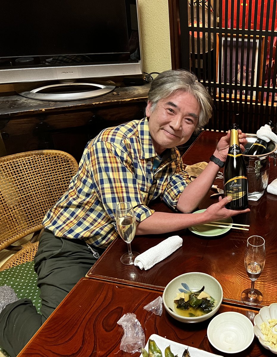 botta_suns's tweet photo. 昔シェルターでいきなり絡んできて。
私が飲み屋始めたらほぼ毎日のように来て。
音楽の仕事に導いてくれた恩師で。
一緒に釣りに行ったり山を散歩したりお花見したりエヴァンゲリオンを語り合ったり。
そんな思い出ばっかりです。
三原重夫という人が大好きです。
ご冥福をお祈りします。 https://t.co/3OgFfkNwUX