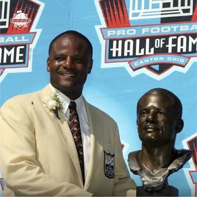 20YearsAgoSport's tweet photo. Warren Moon has officially been inducted into the Pro Football Hall of Fame.

Today he became the first African American quarterback inducted into the Hall of Fame. 

He spent 17 seasons in the NFL playing for the Oilers, Vikings, Seahawks and Chiefs and was a 9x Pro Bowler. https://t.co/UP576U3EAk
