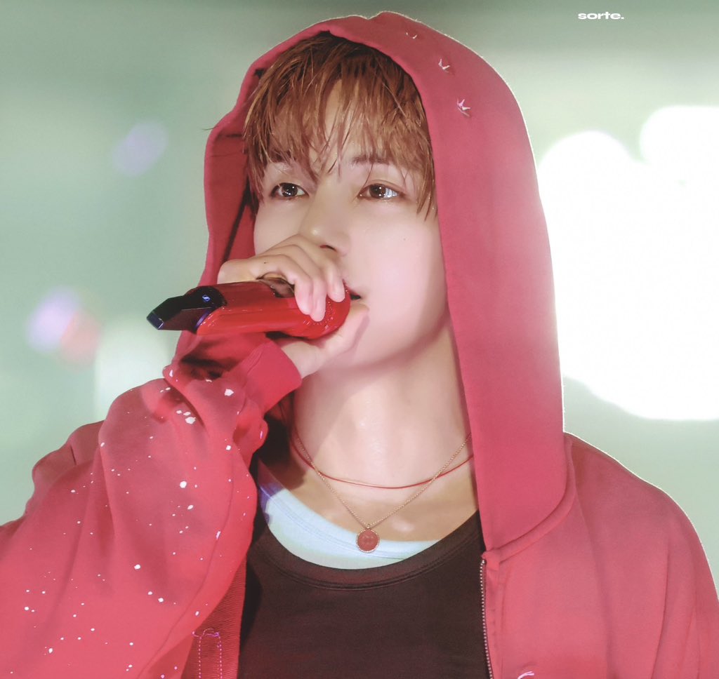 V9noor's tweet photo. my taehyung, he looks so cute and pretty https://t.co/rhcUtidWdL